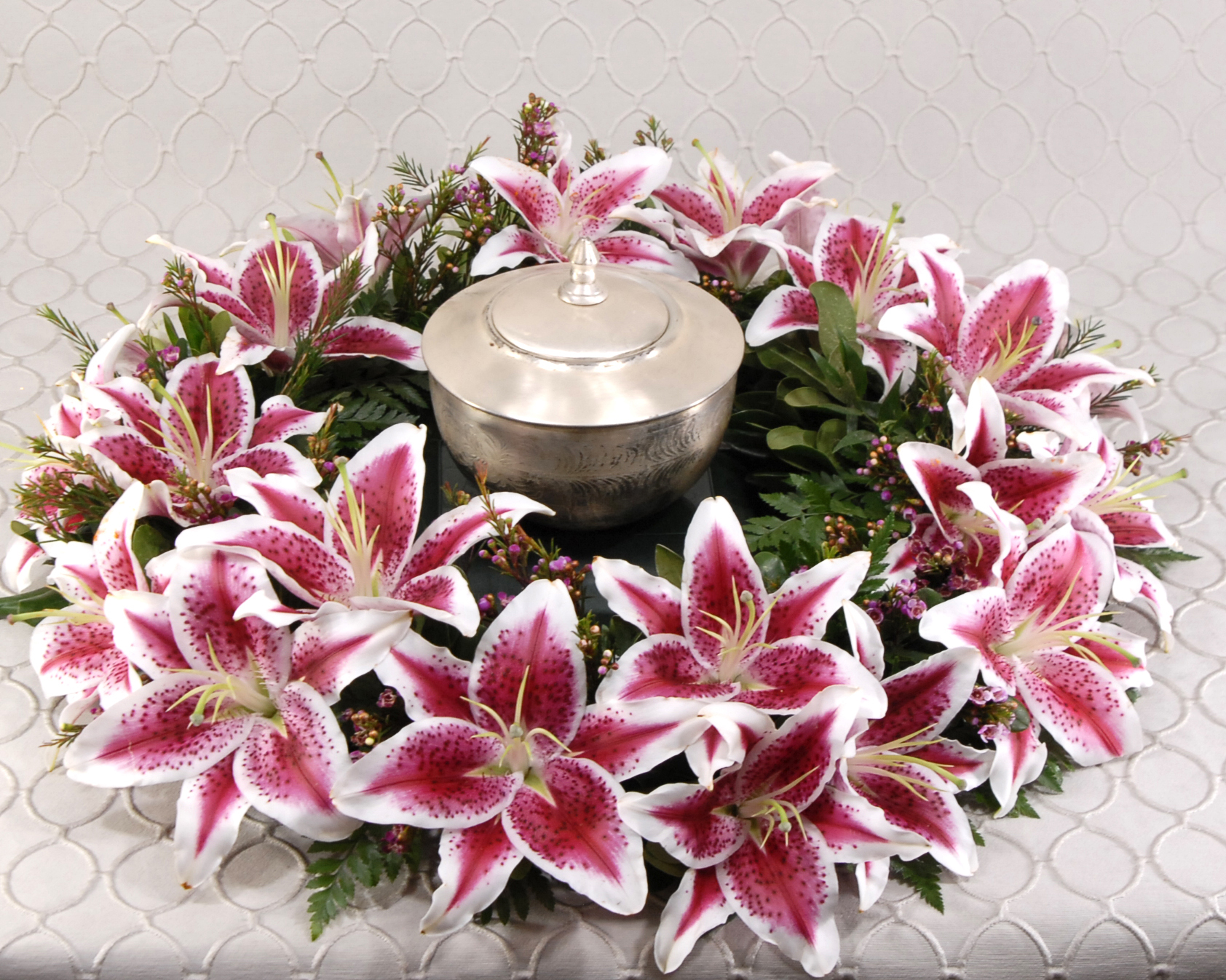 Urn spray 3041 Roberts Floral and Gifts